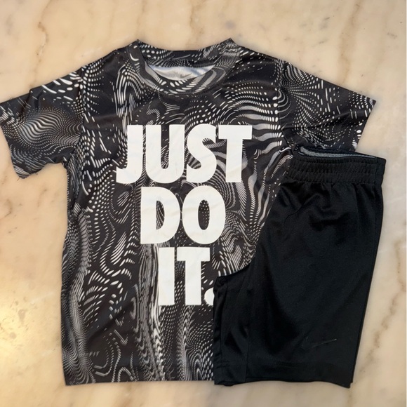 Nike kids size 5 Black and White Graphic Tee and Shorts - Picture 1 of 11